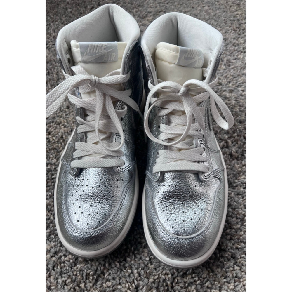 Nike Air Jordan Women's 1 Hi OG Metallic Silver/Photon Dust (FN7249 001) size 7 - Picture 2 of 8